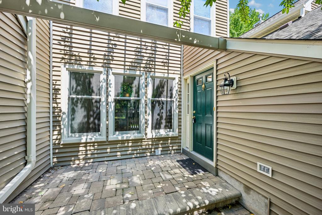 1564 APPLEWOOD CIRCLE