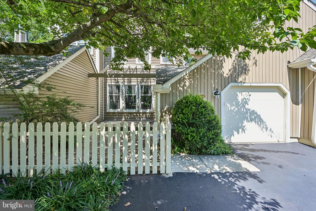 1564 APPLEWOOD CIRCLE