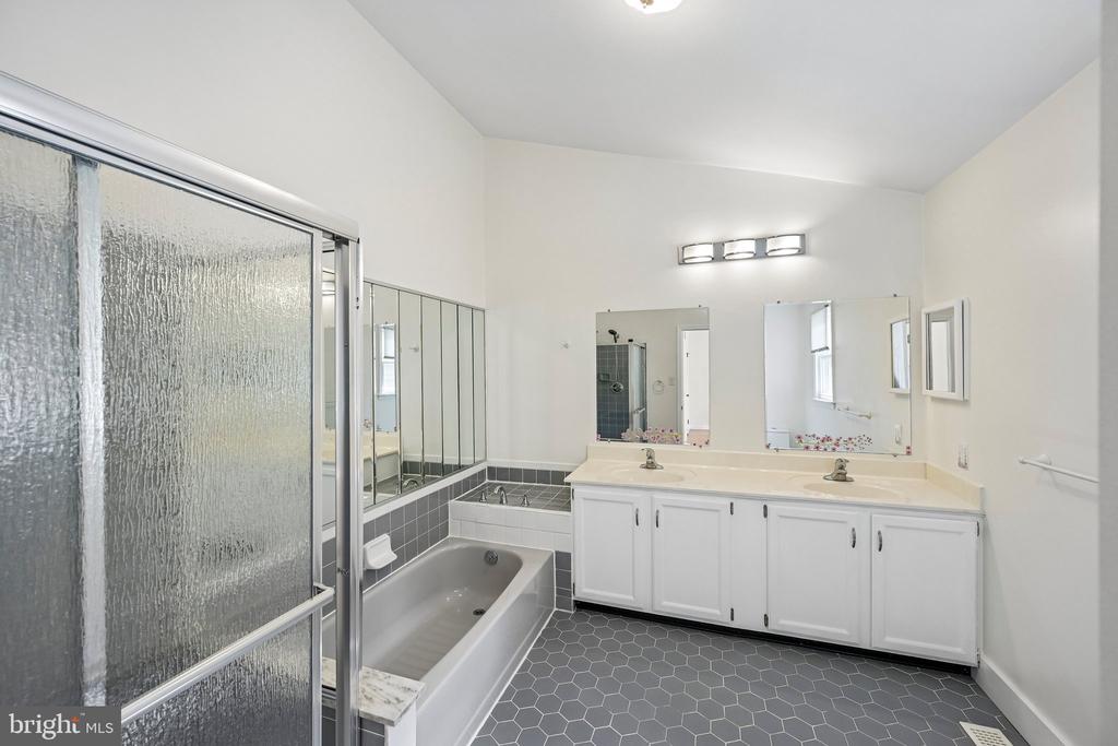1564 APPLEWOOD CIRCLE