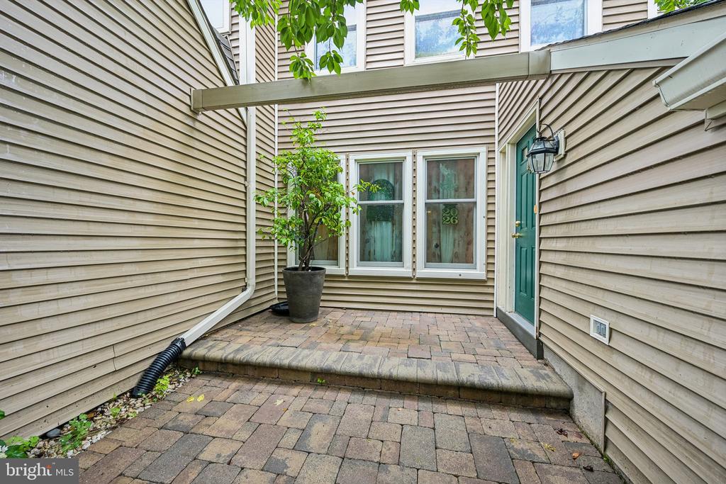 1564 APPLEWOOD CIRCLE