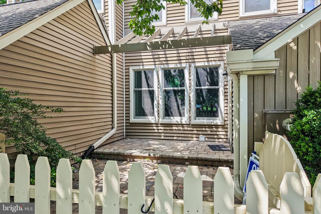 1564 APPLEWOOD CIRCLE