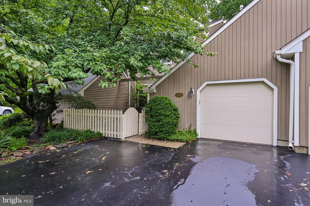 1564 APPLEWOOD CIRCLE