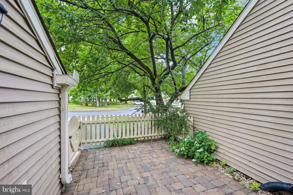 1564 APPLEWOOD CIRCLE