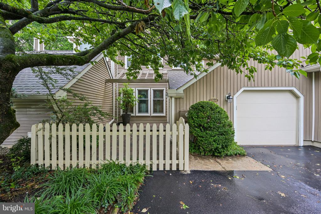 1564 APPLEWOOD CIRCLE