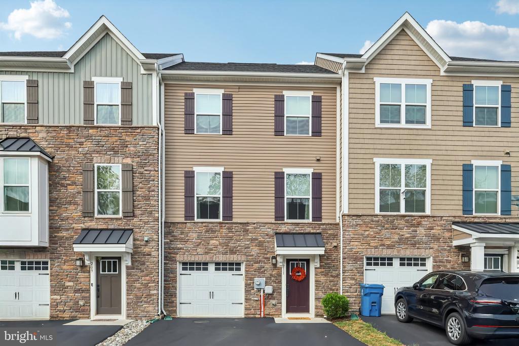 211 HIBISCUS WAY