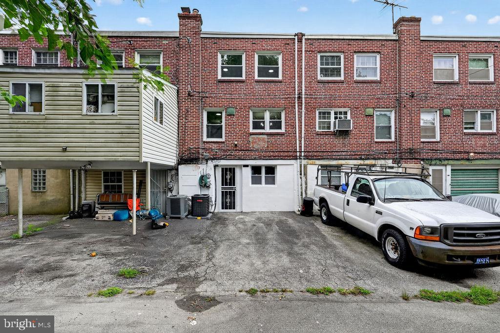 902 TAYLOR DRIVE