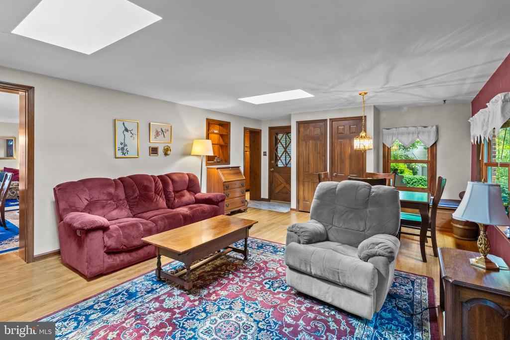 633 ROSELAND AVENUE