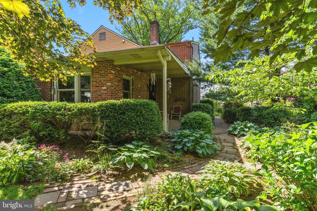 633 ROSELAND AVENUE