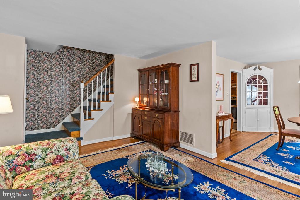 633 ROSELAND AVENUE