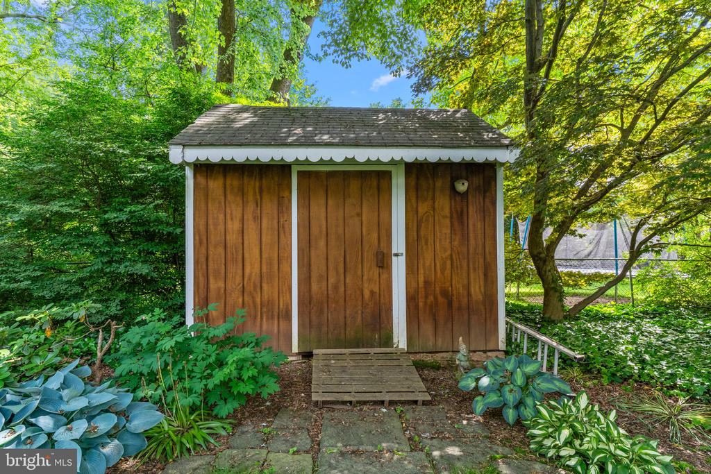 633 ROSELAND AVENUE