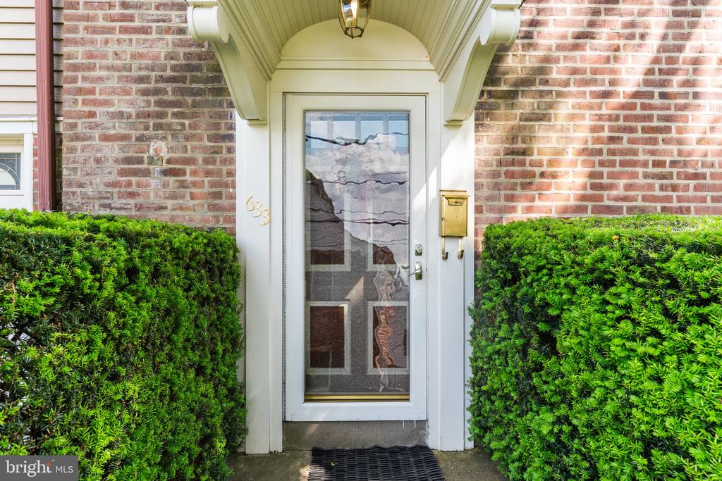 633 ROSELAND AVENUE