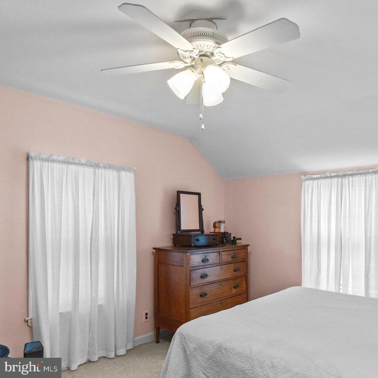 633 ROSELAND AVENUE