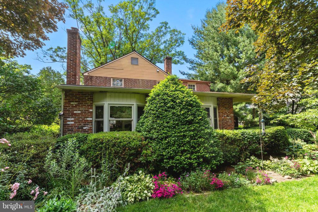 633 ROSELAND AVENUE