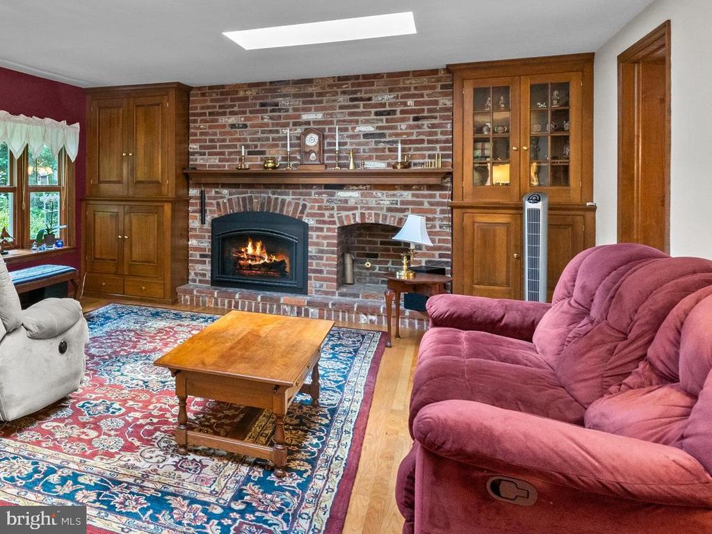 633 ROSELAND AVENUE