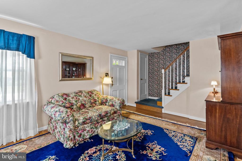633 ROSELAND AVENUE