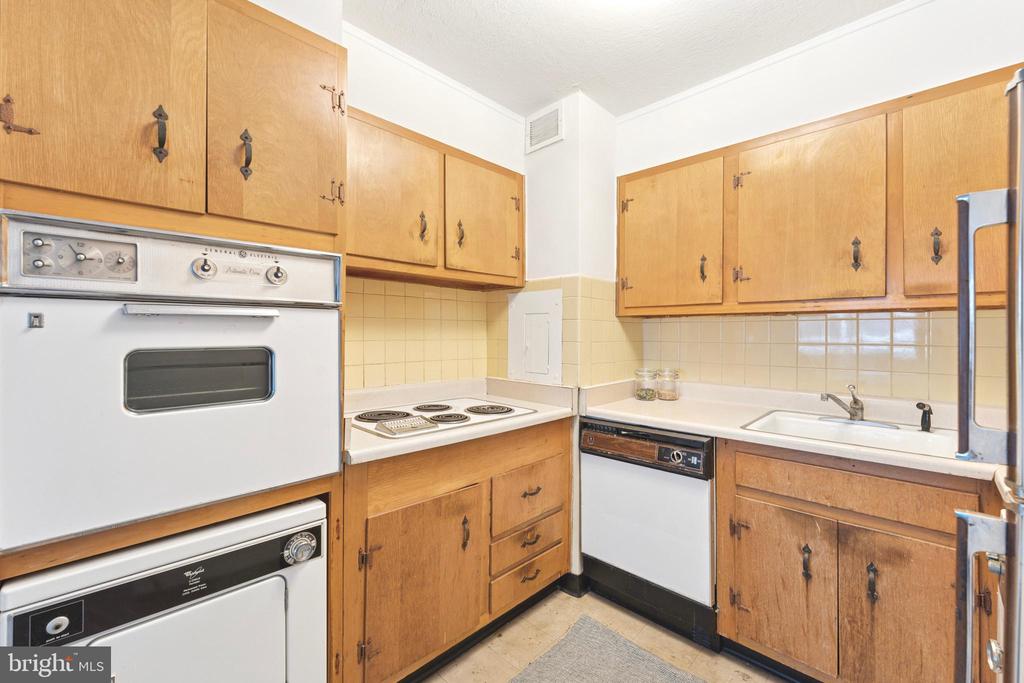 1900 JOHN F KENNEDY BOULEVARD Unit: 1610