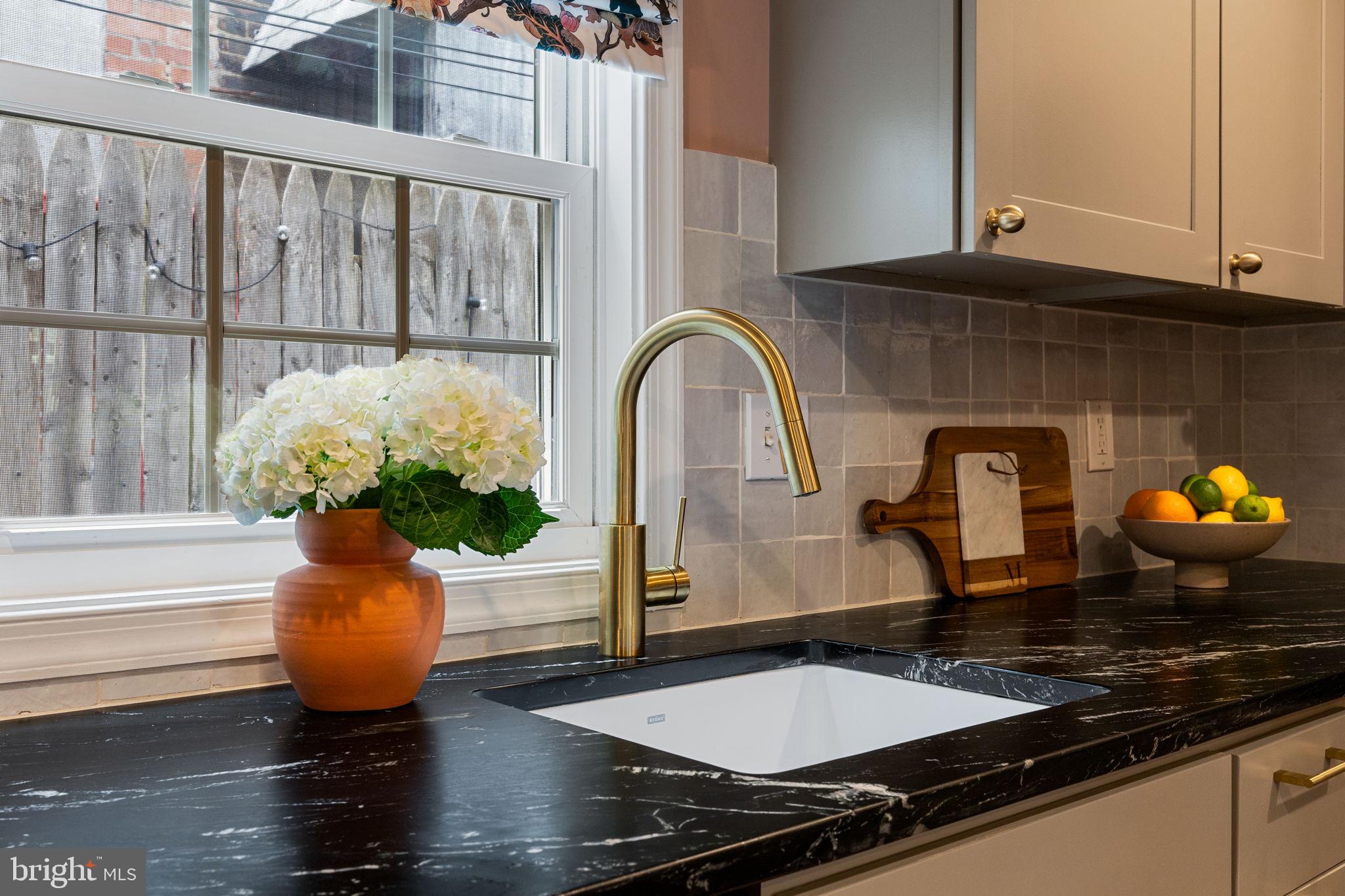 1424 S ORIANNA STREET