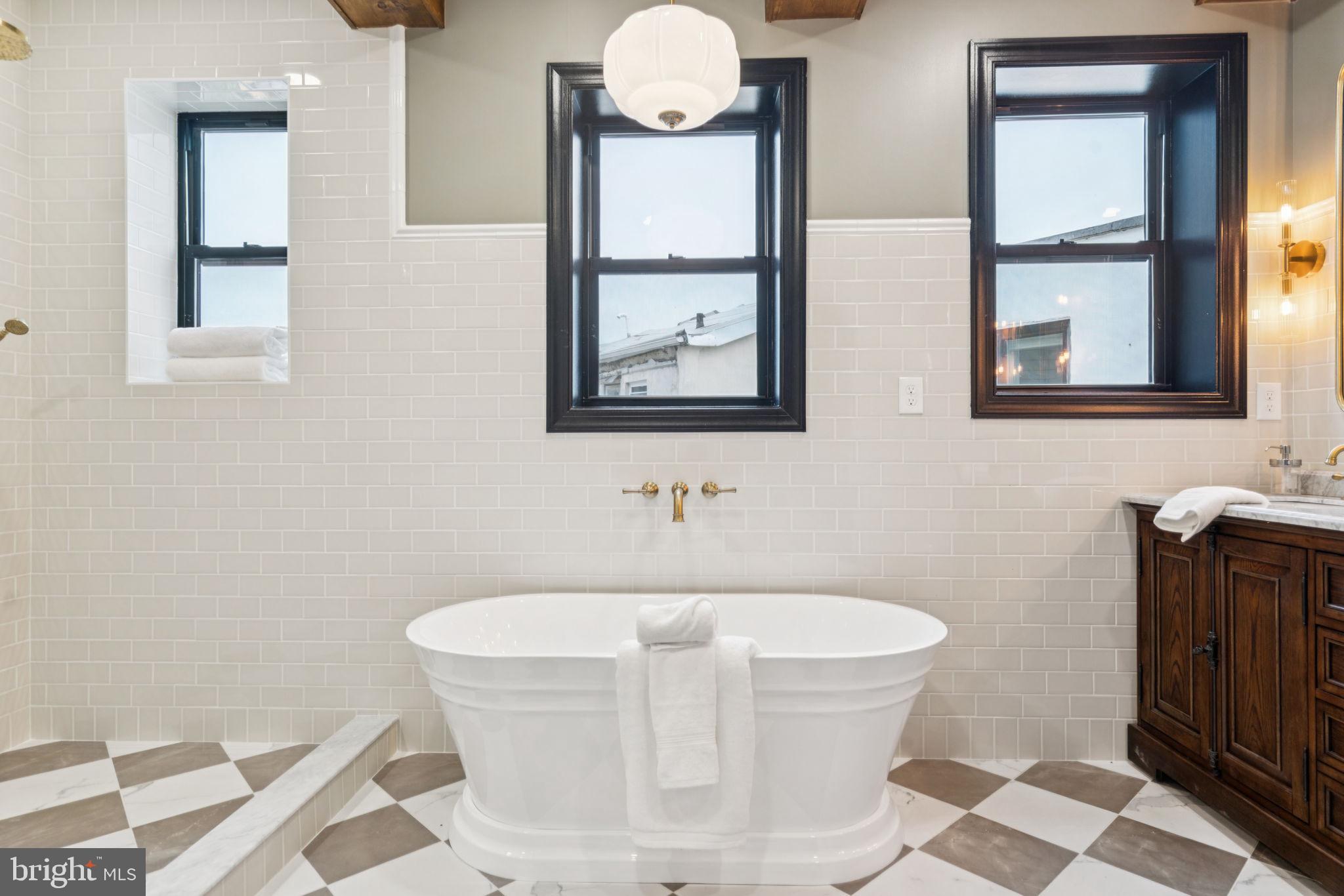 1310 E PASSYUNK AVENUE