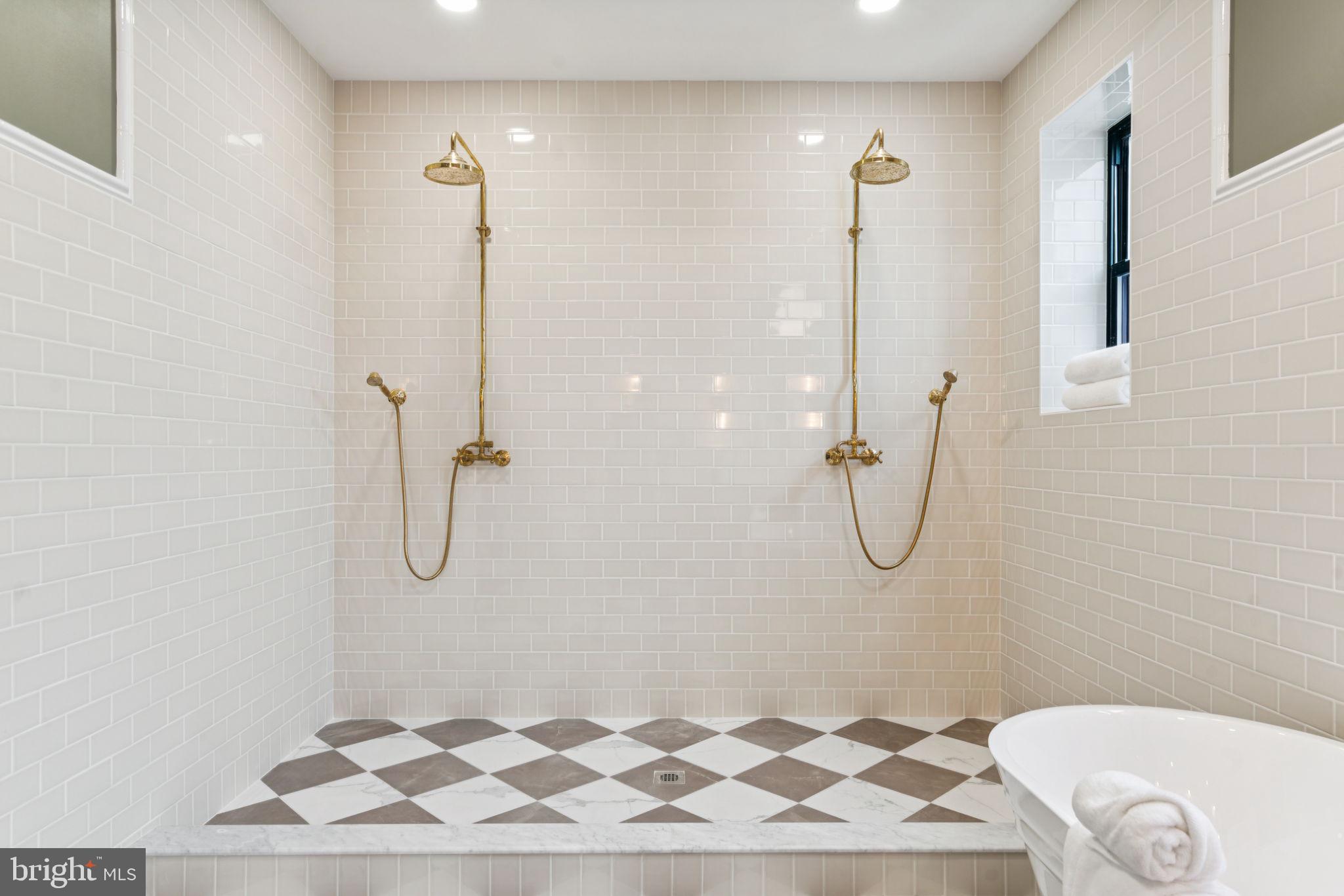 1310 E PASSYUNK AVENUE