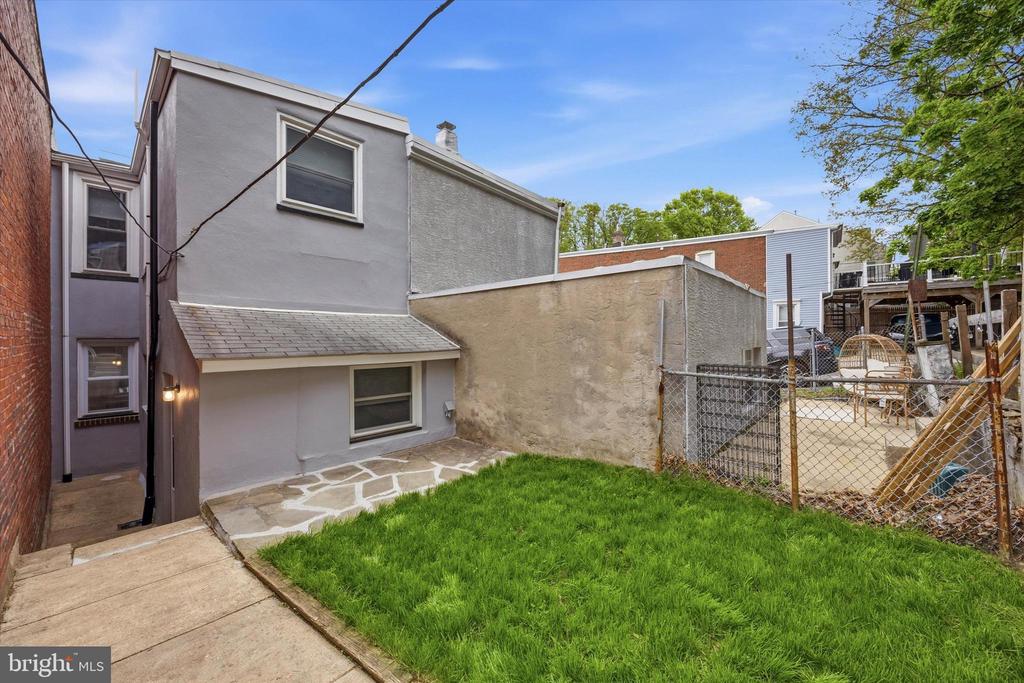 325 LEVERINGTON AVENUE