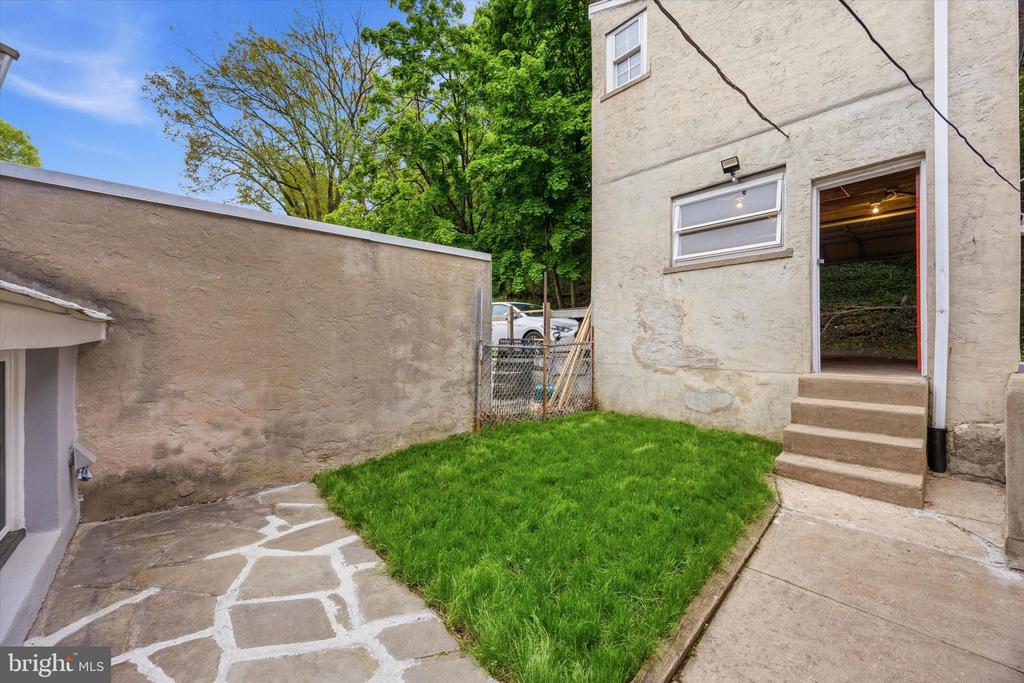325 LEVERINGTON AVENUE