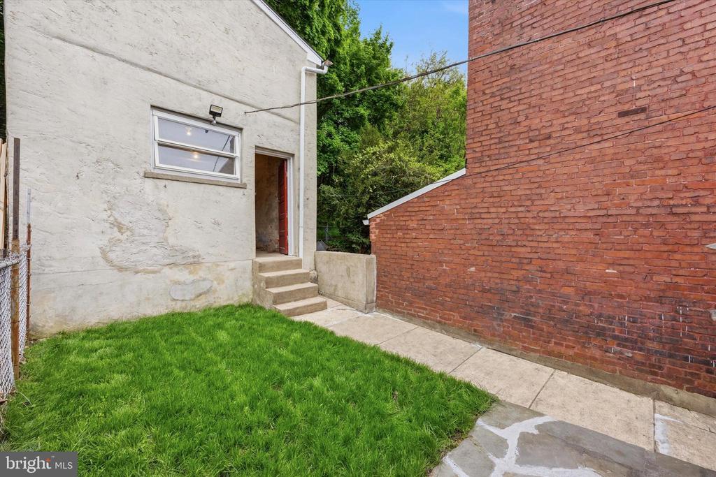 325 LEVERINGTON AVENUE