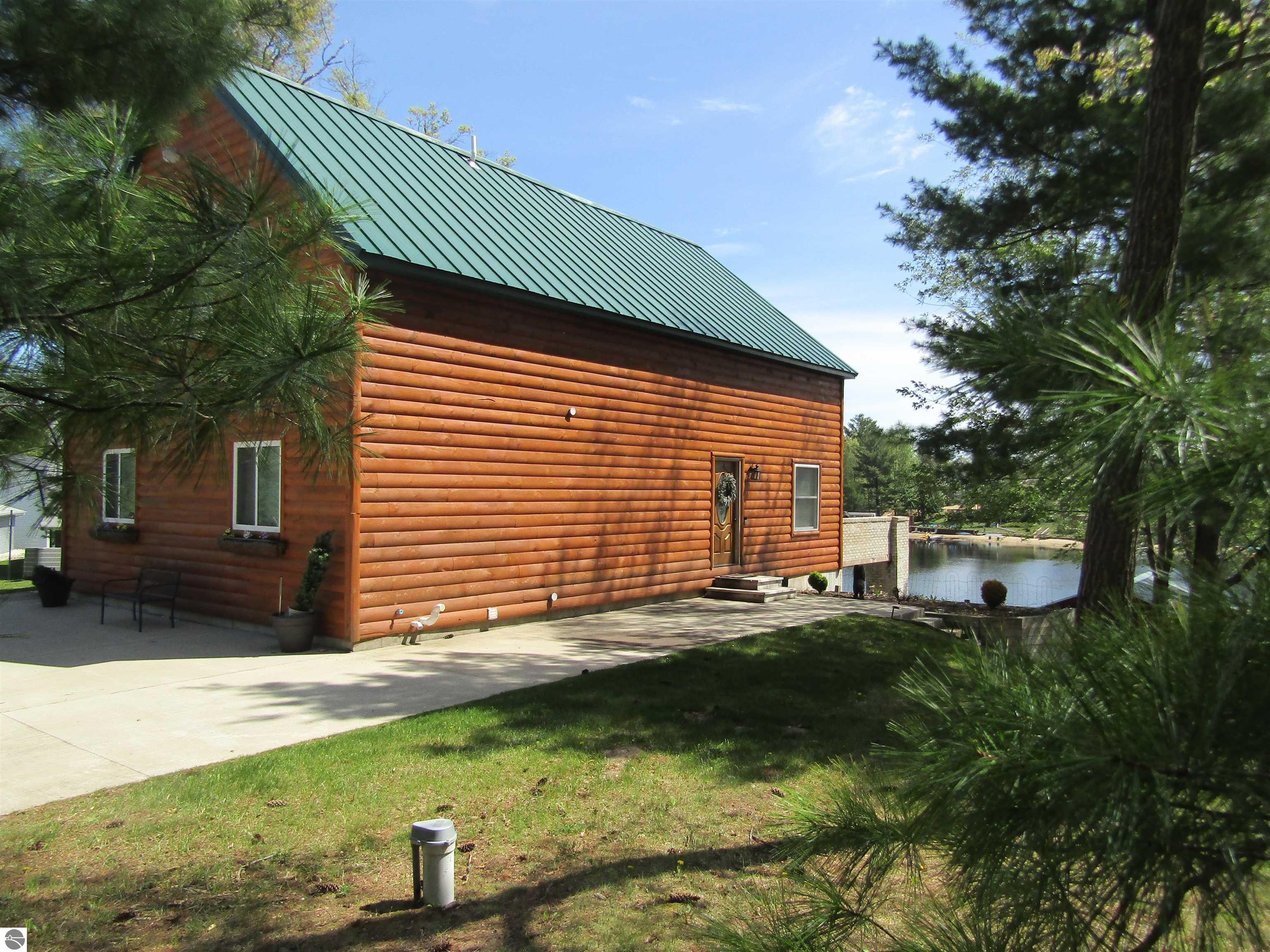 3319 S Ogemaw Trail