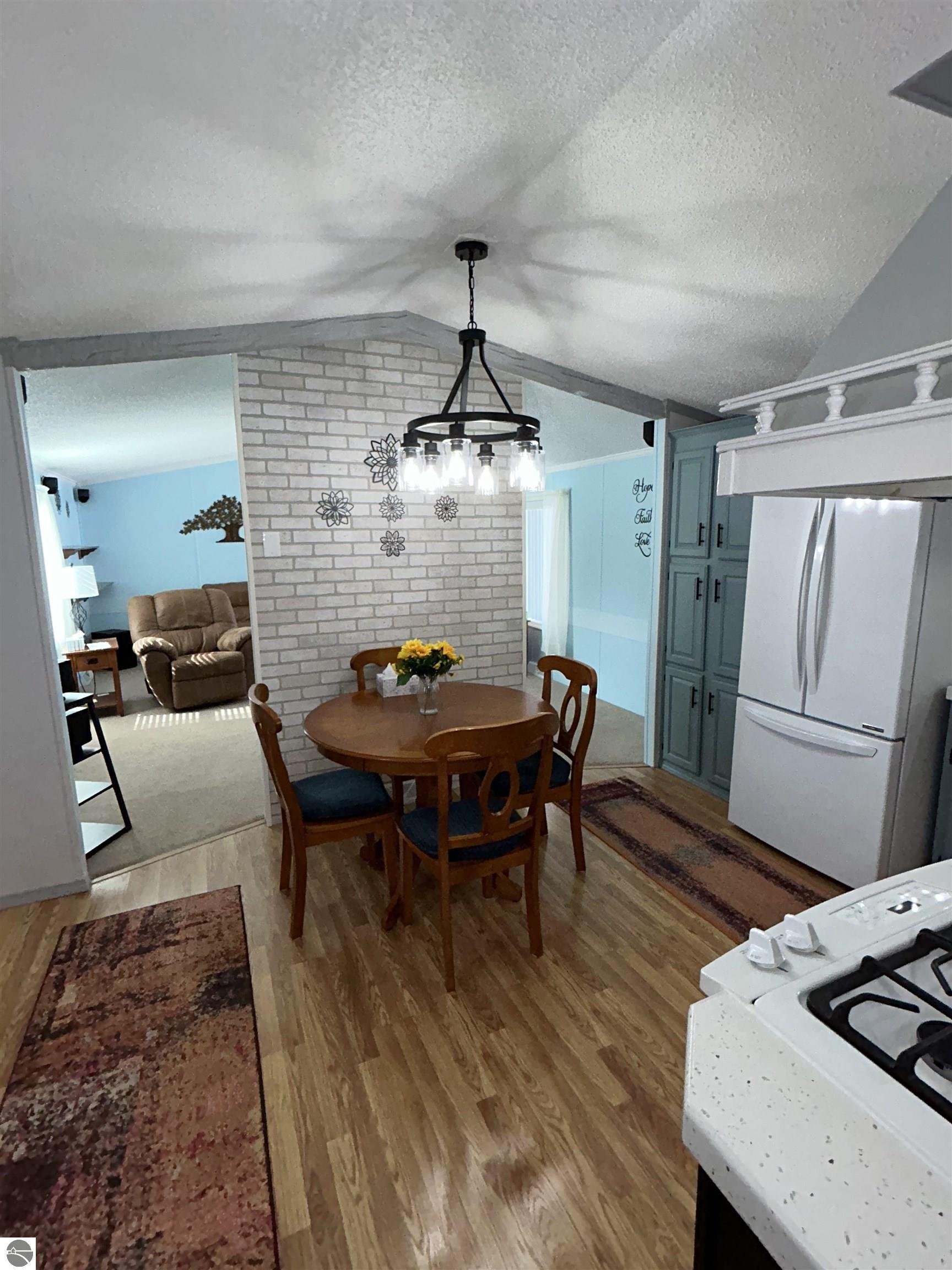 3287 Comanche Trail