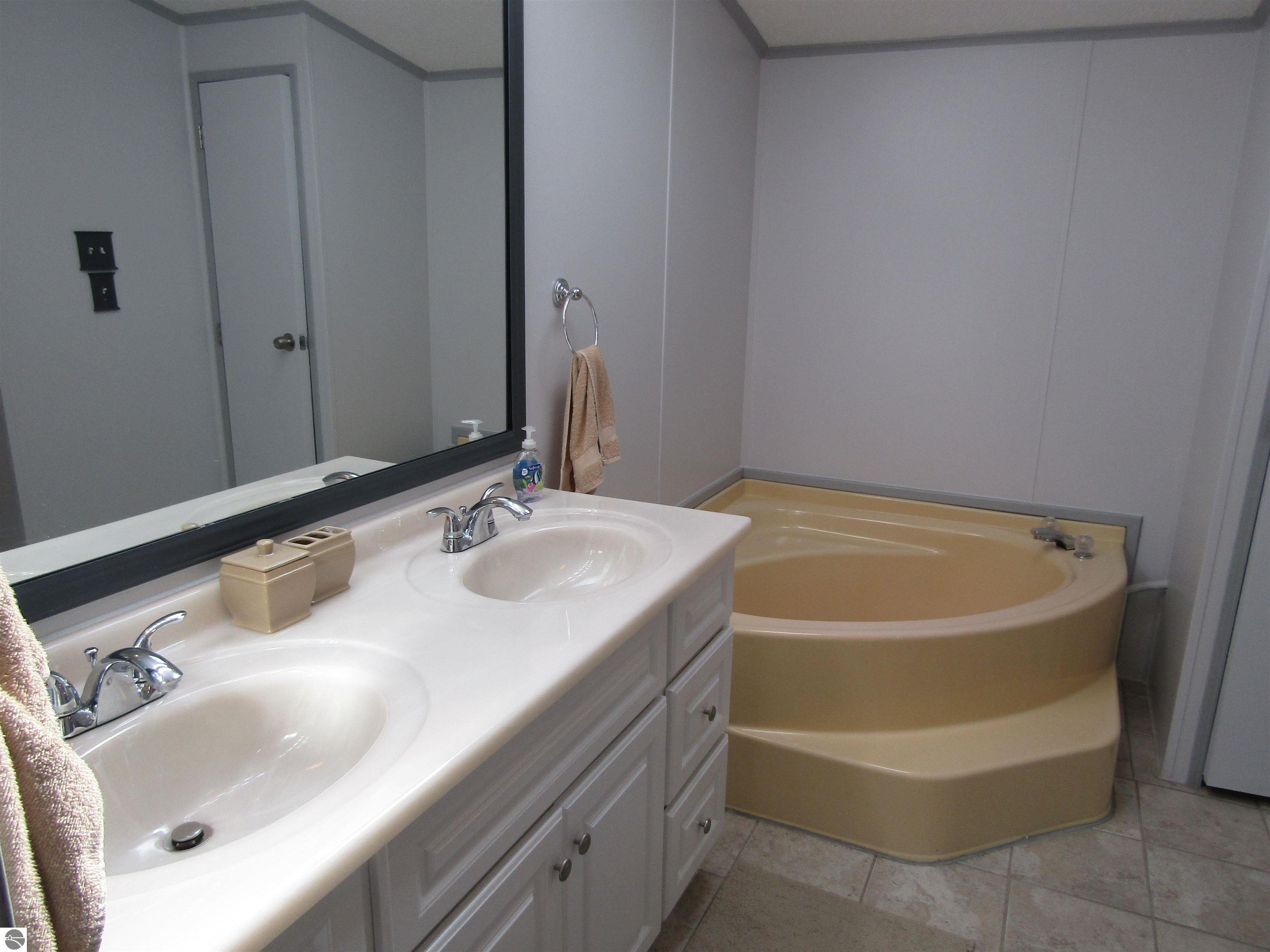 3287 Comanche Trail