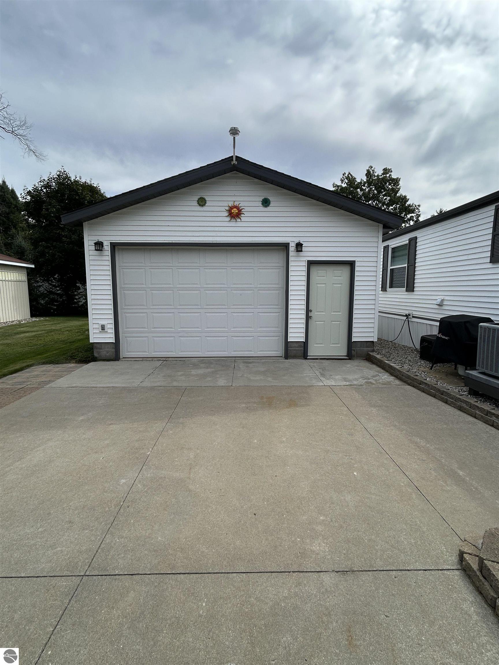 3287 Comanche Trail