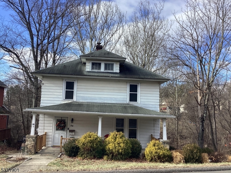28 W Main St