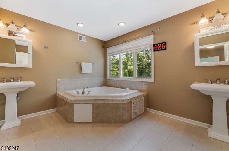 2 General Morgan Ln