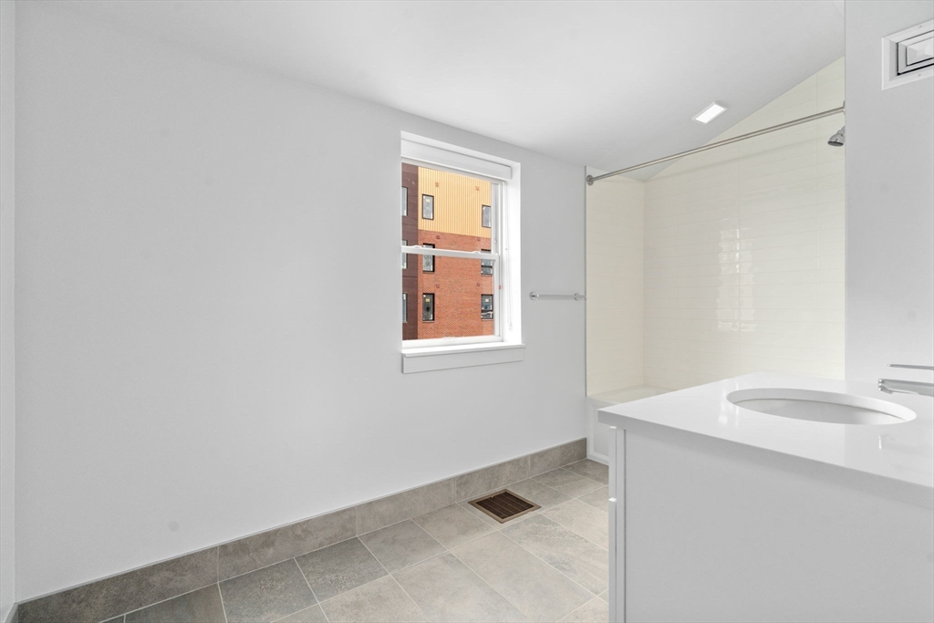 4B Lincoln St # 4B