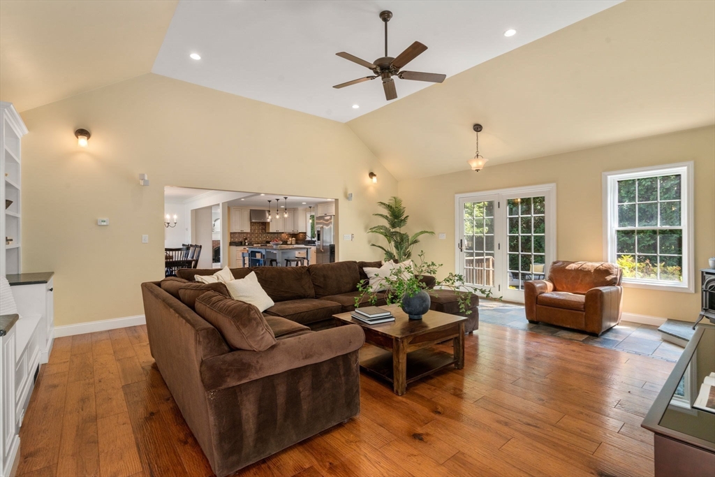 11 E Evergreen Rd