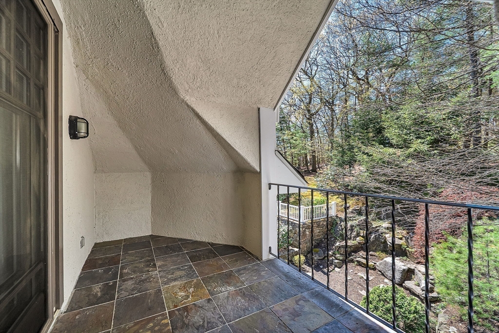 1 Graystone Ln