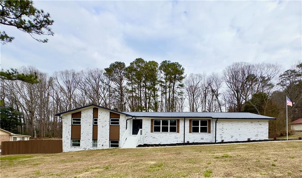 216 Three Oaks Drive SE