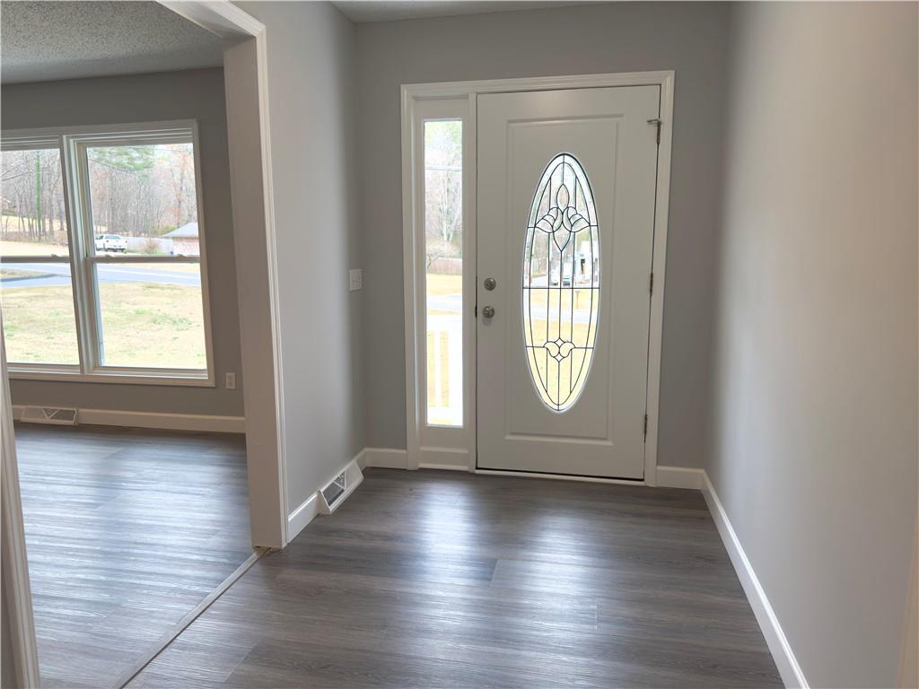 216 Three Oaks Drive SE