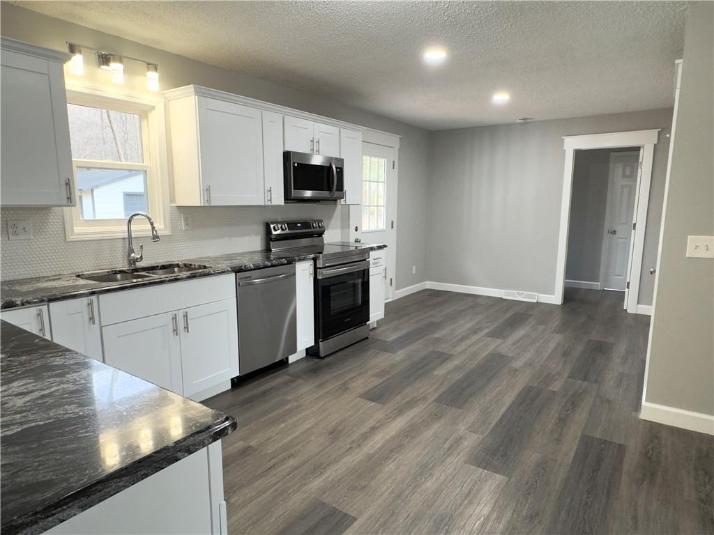 216 Three Oaks Drive SE