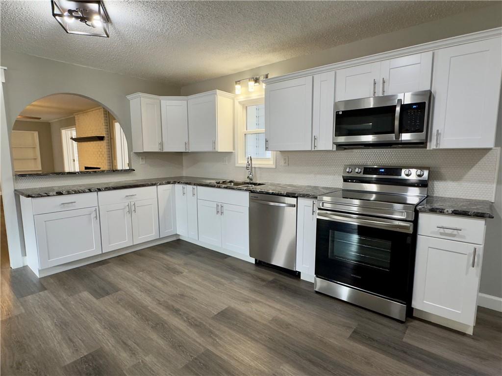 216 Three Oaks Drive SE