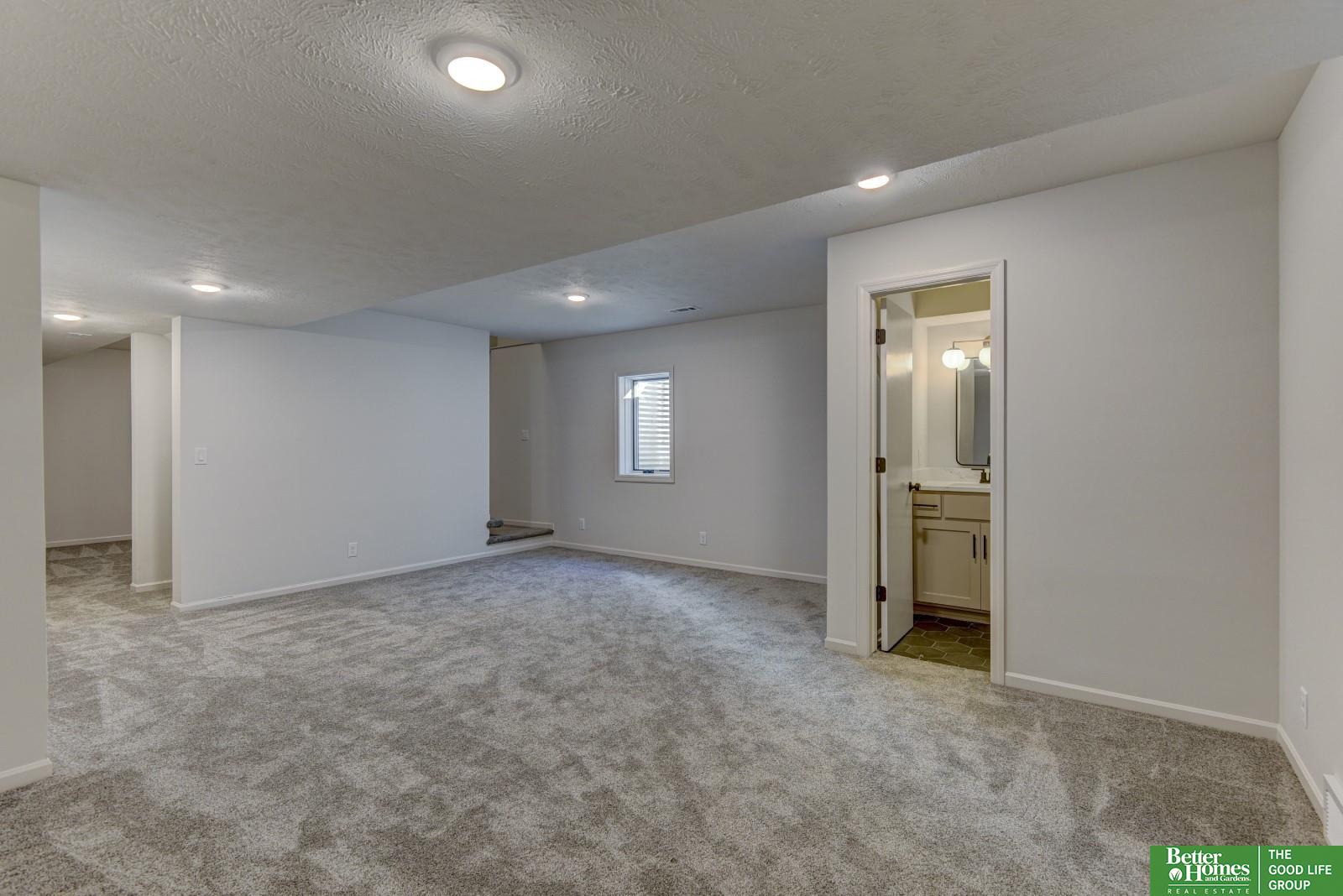 5105 S 181 Plaza