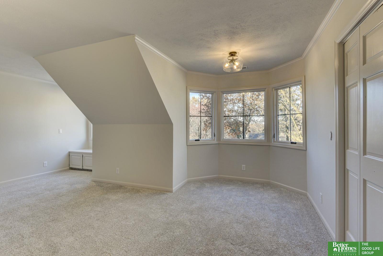 5105 S 181 Plaza