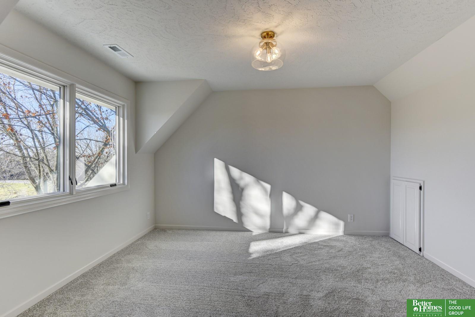 5105 S 181 Plaza