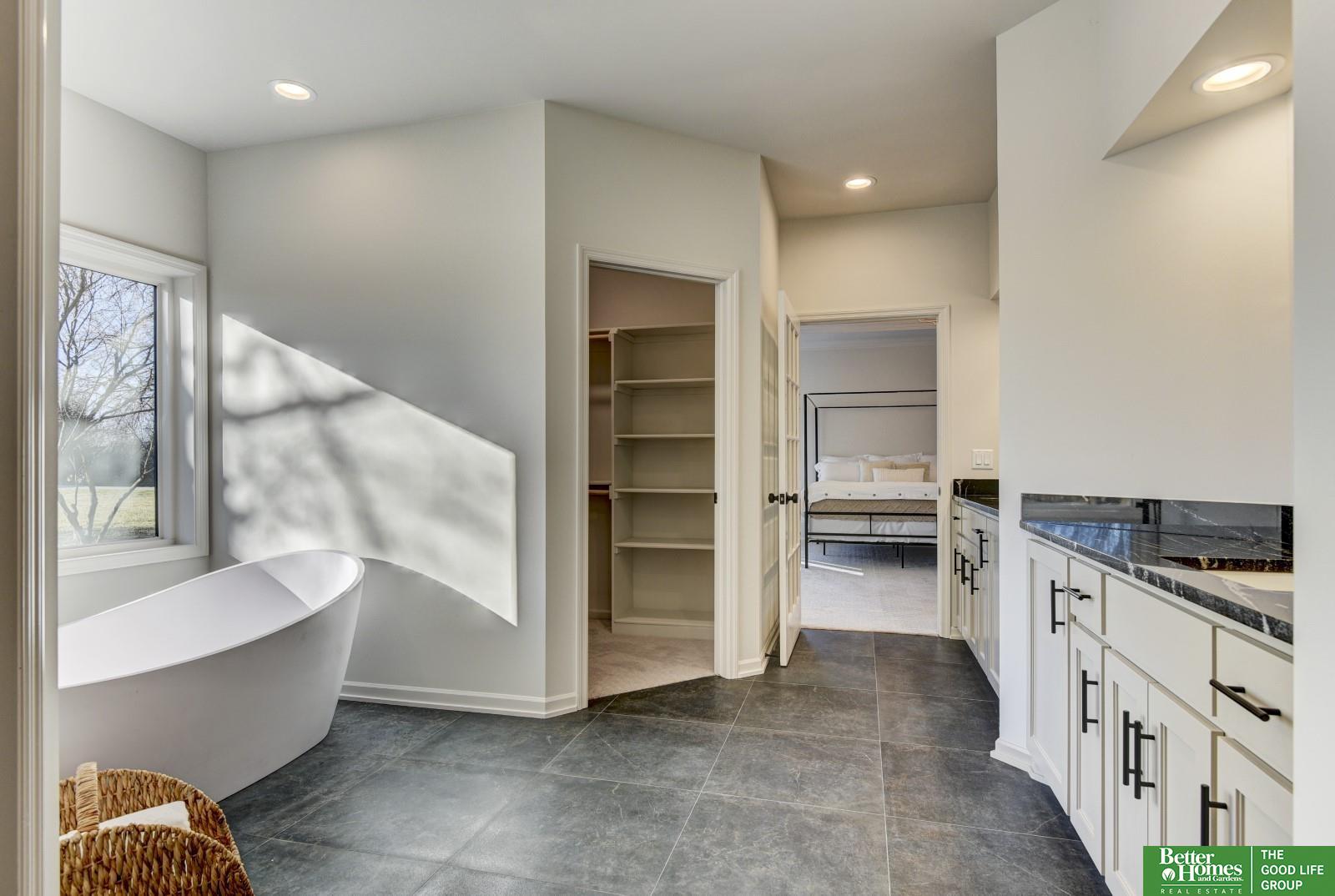 5105 S 181 Plaza