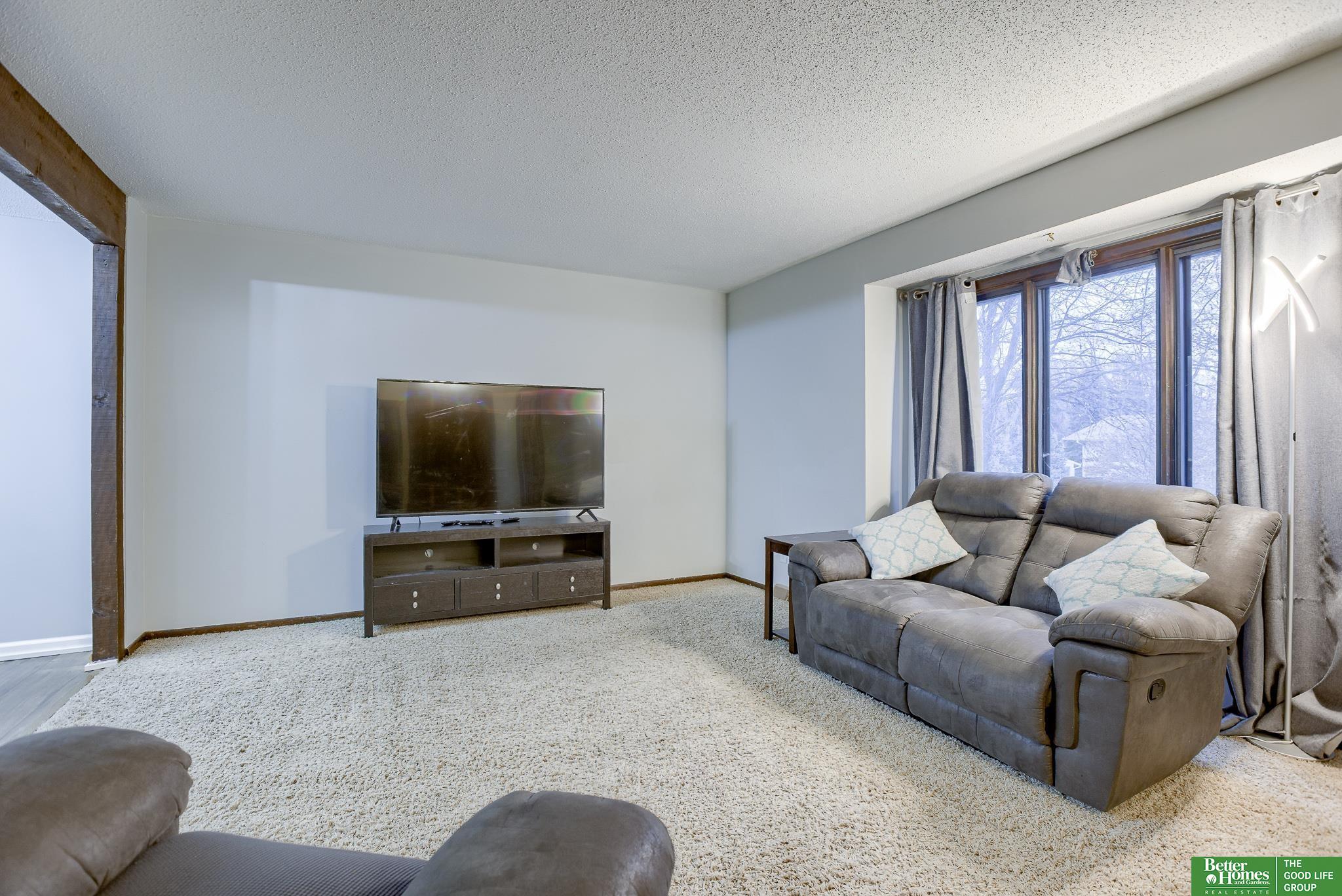 706 S 152 Circle
