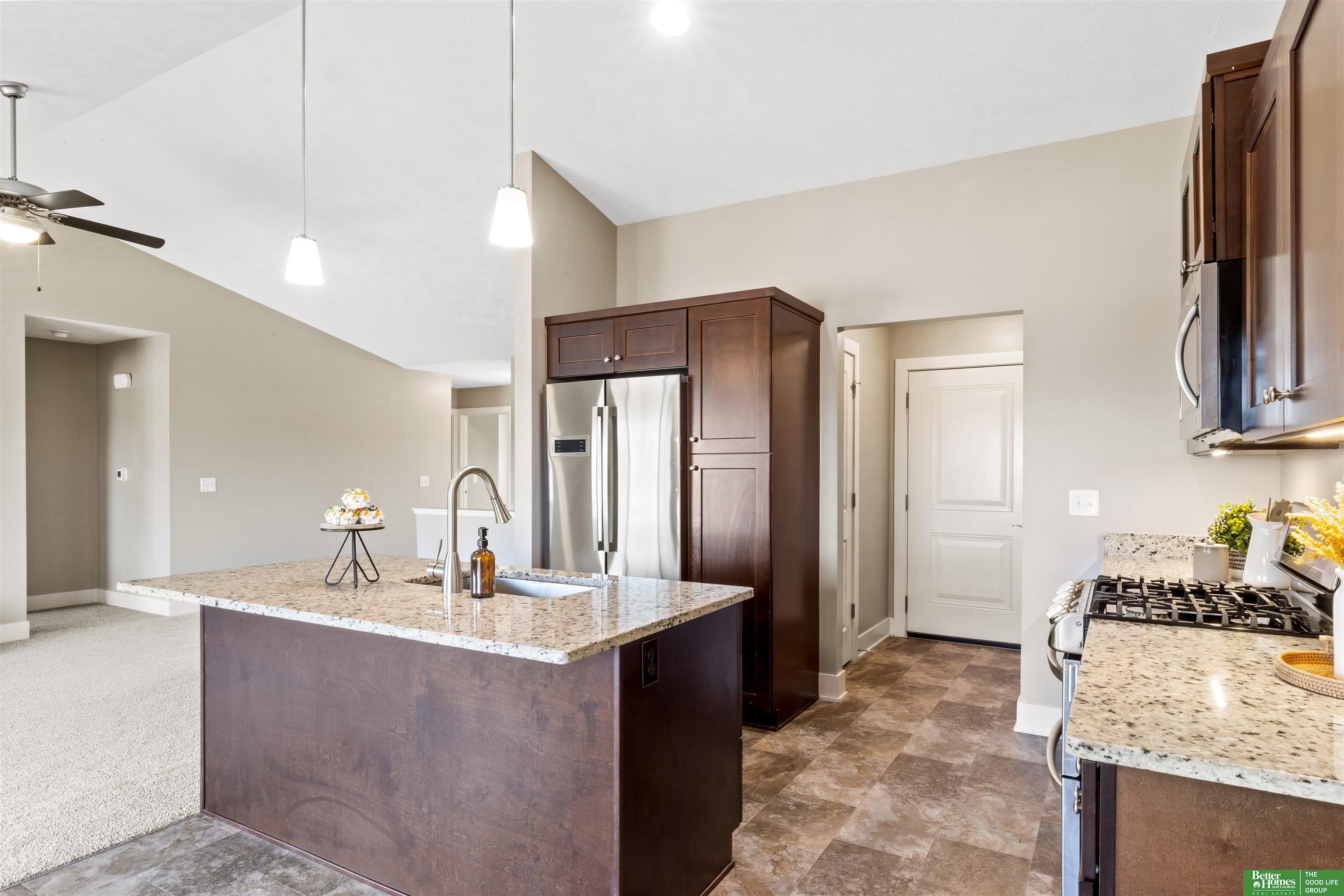 2914 Lakeside Drive