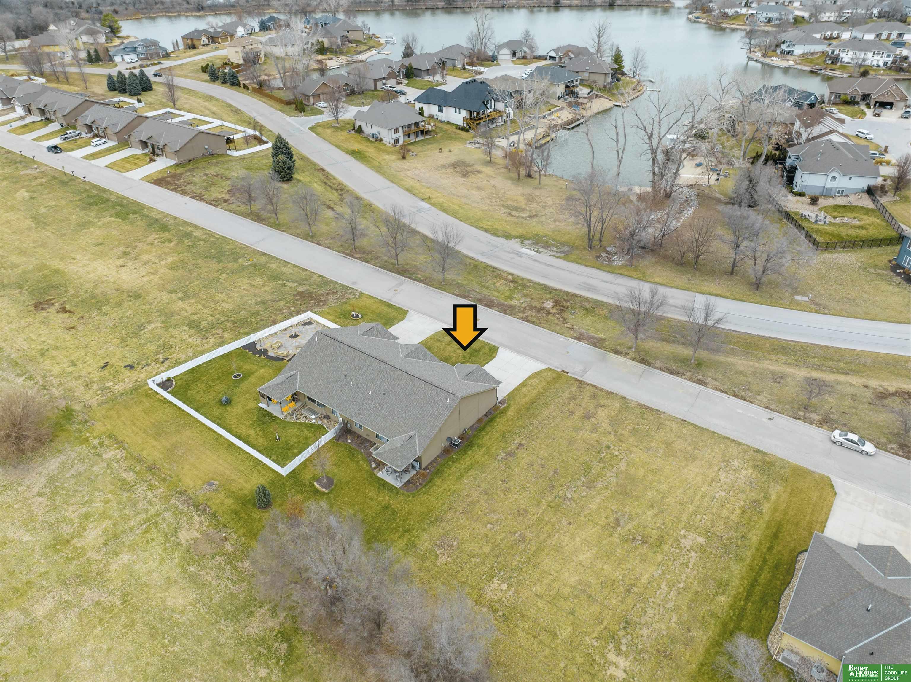 2833 Lakeside Drive