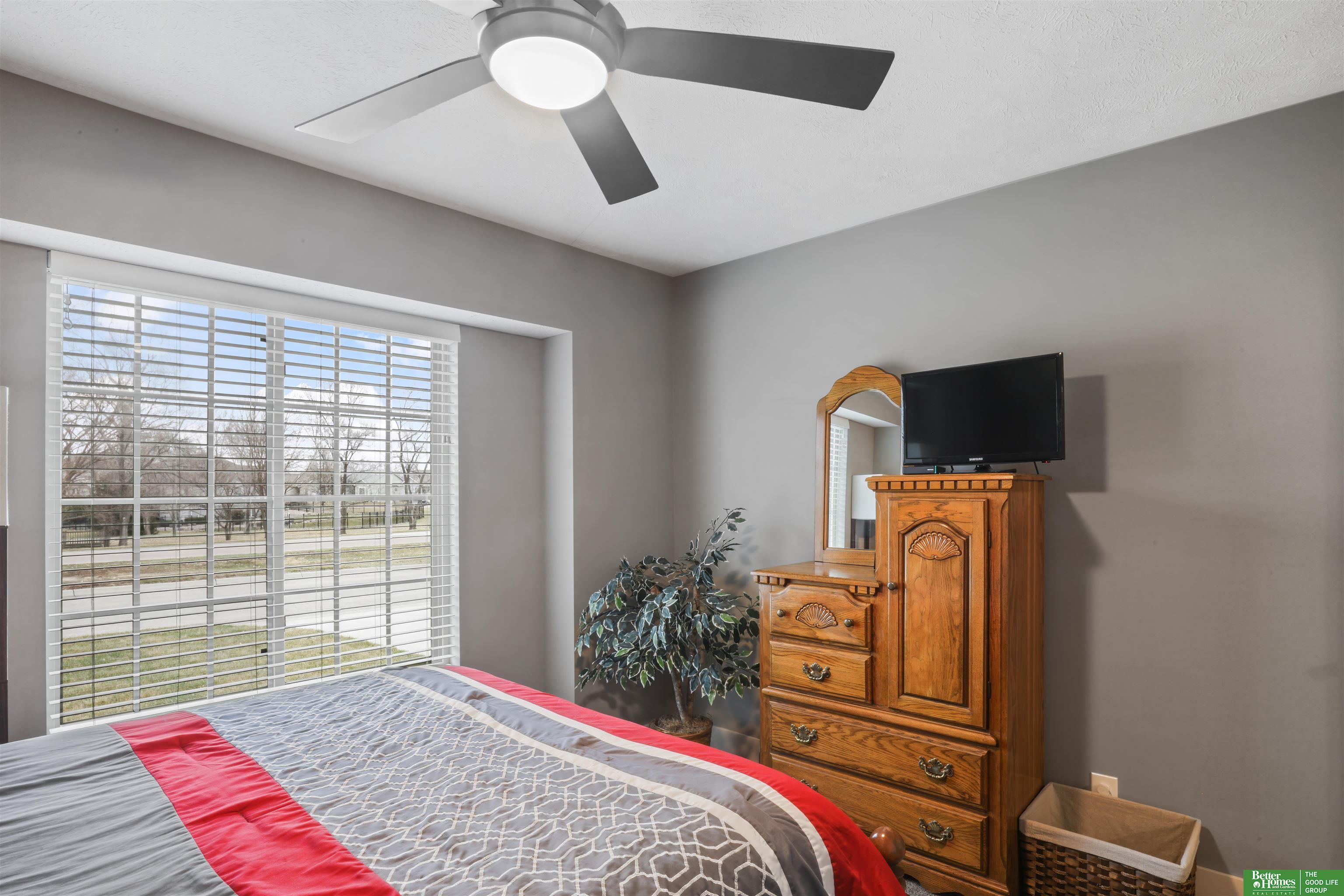 2833 Lakeside Drive
