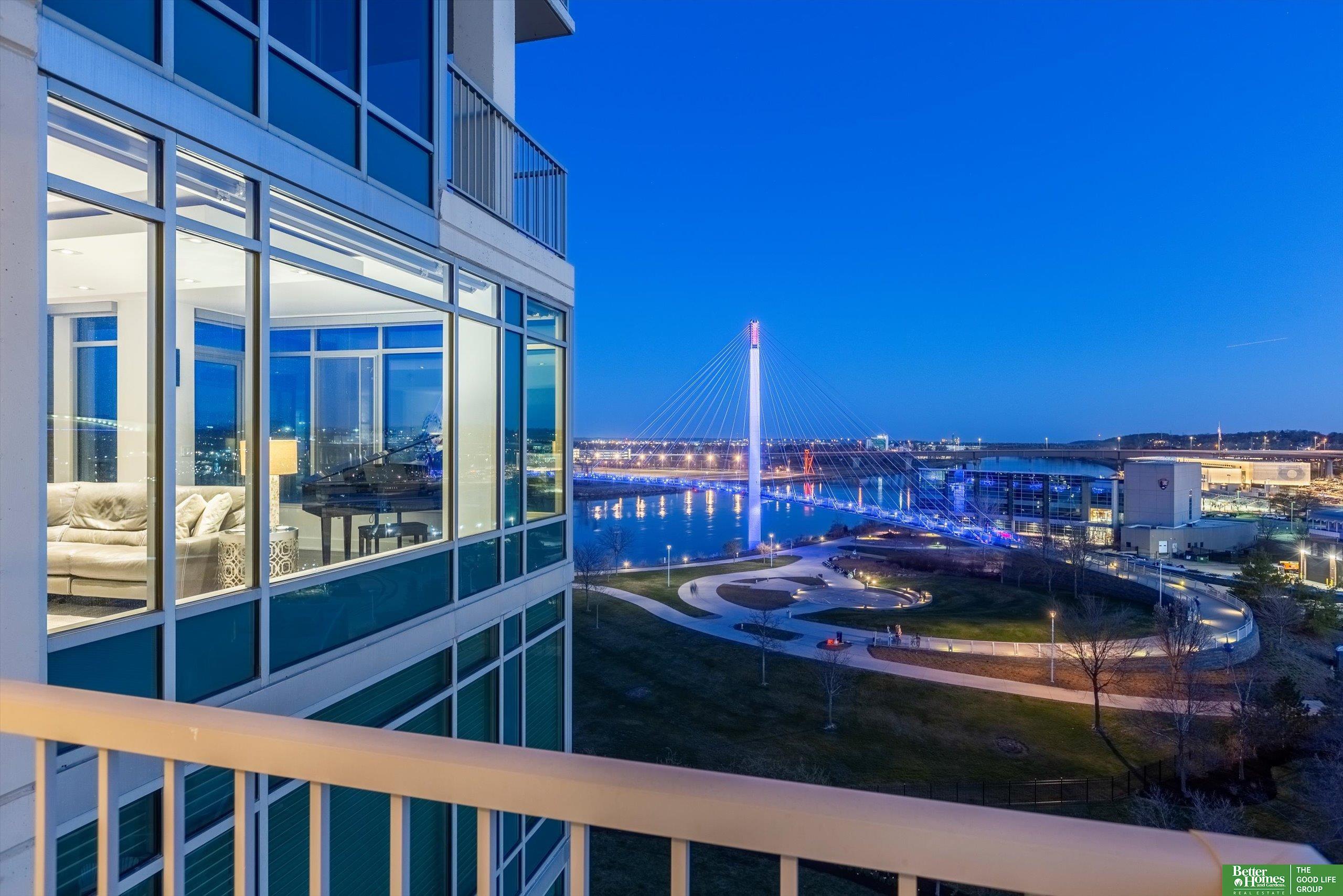 555 Riverfront Plaza # 902