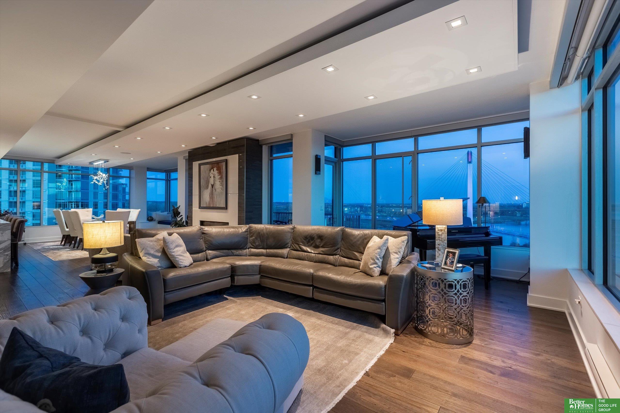 555 Riverfront Plaza # 902