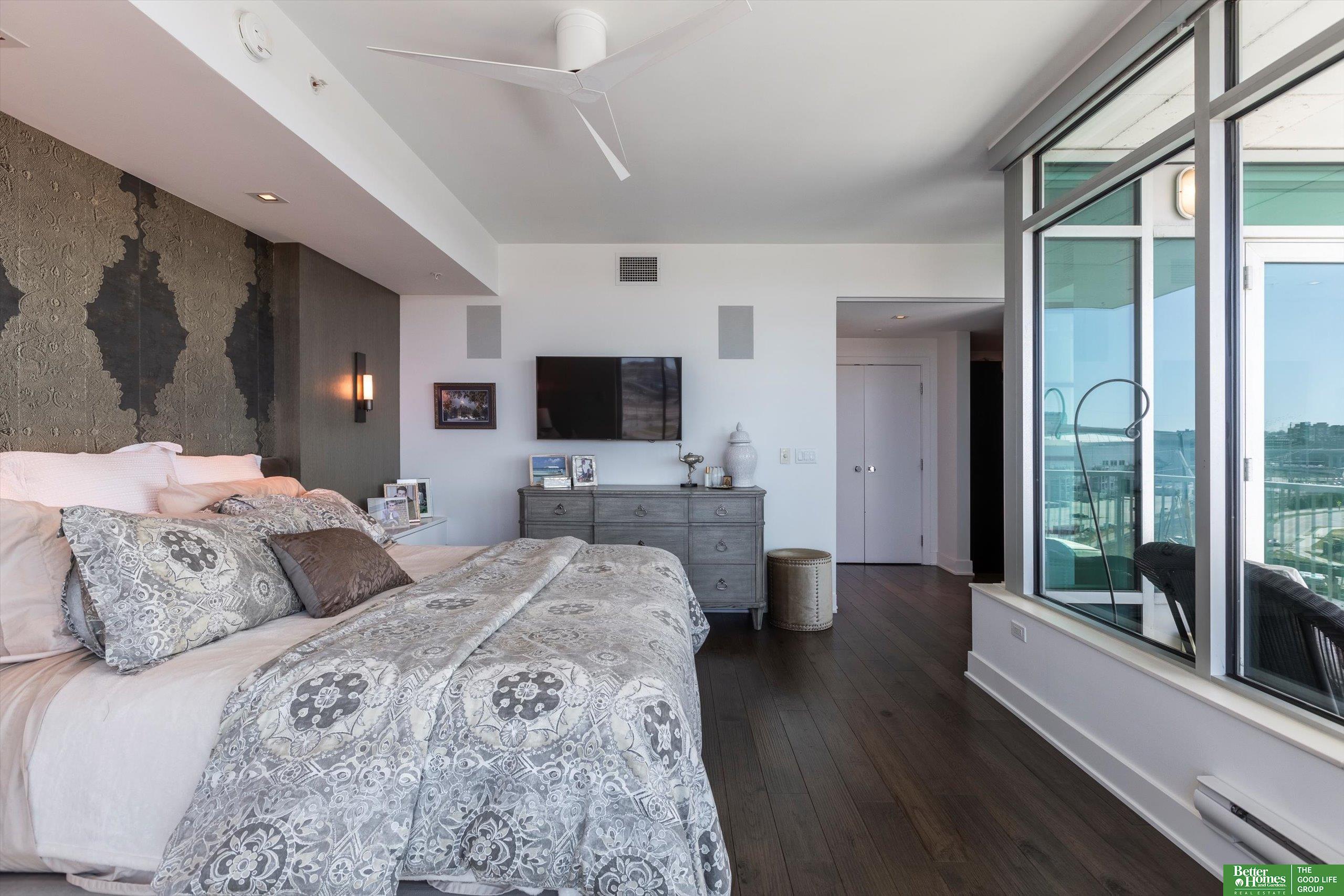 555 Riverfront Plaza # 902